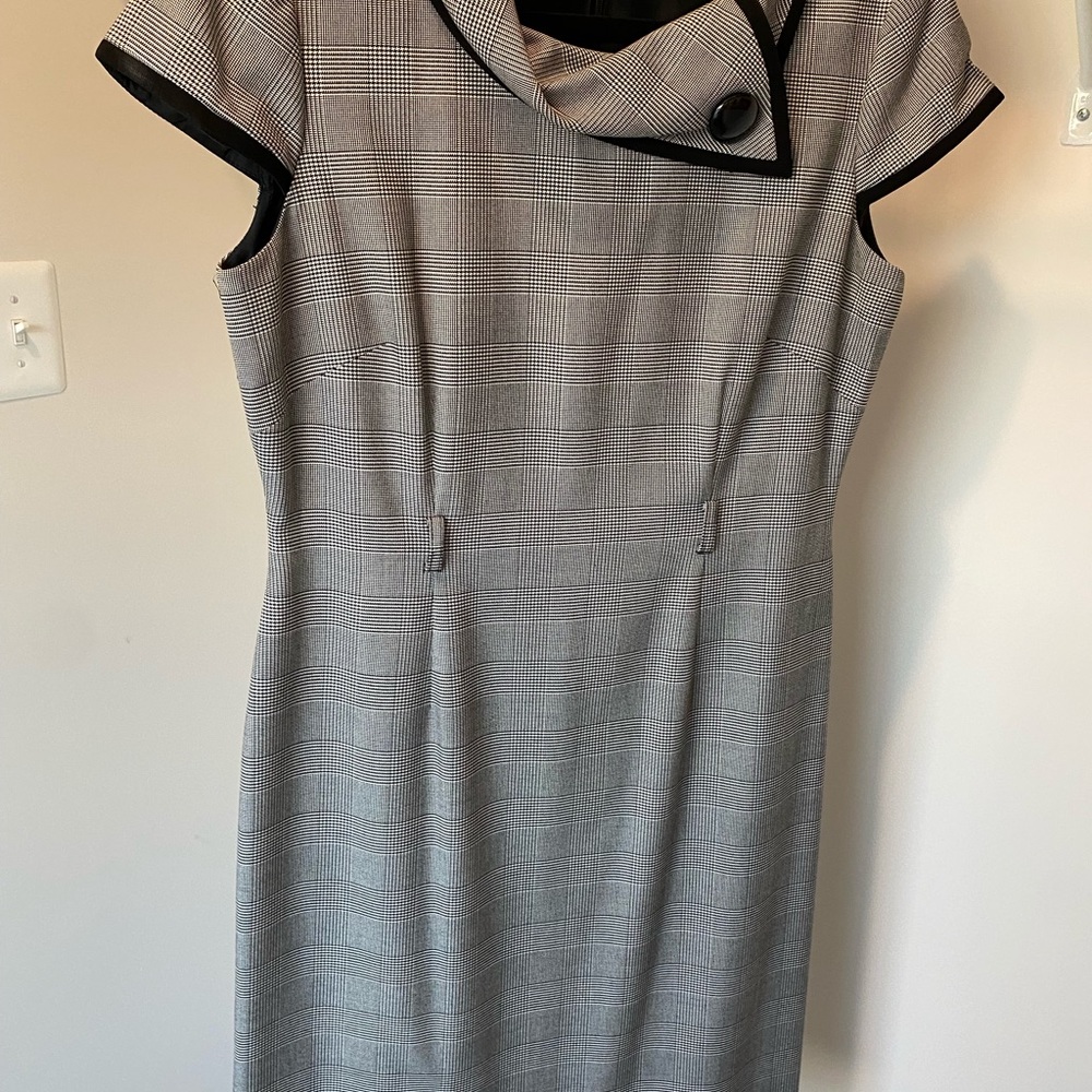 Tahari dress, perfect for work or event - Picture 4 of 4